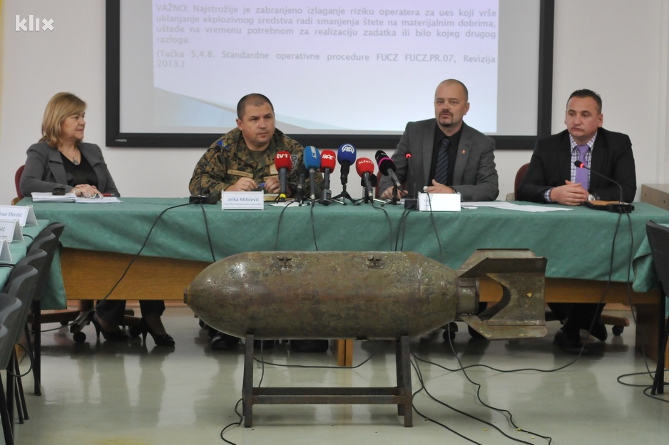 Konferencija za medije na kojoj je najavljeno uklanjanje bombe (Foto: Nedim Grabovica/Klix.ba)