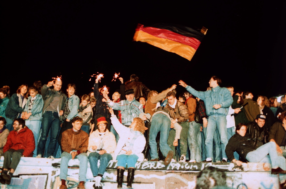 Slavlje 10.11.1989. na Berlinskom zidu (Foto: EPA)