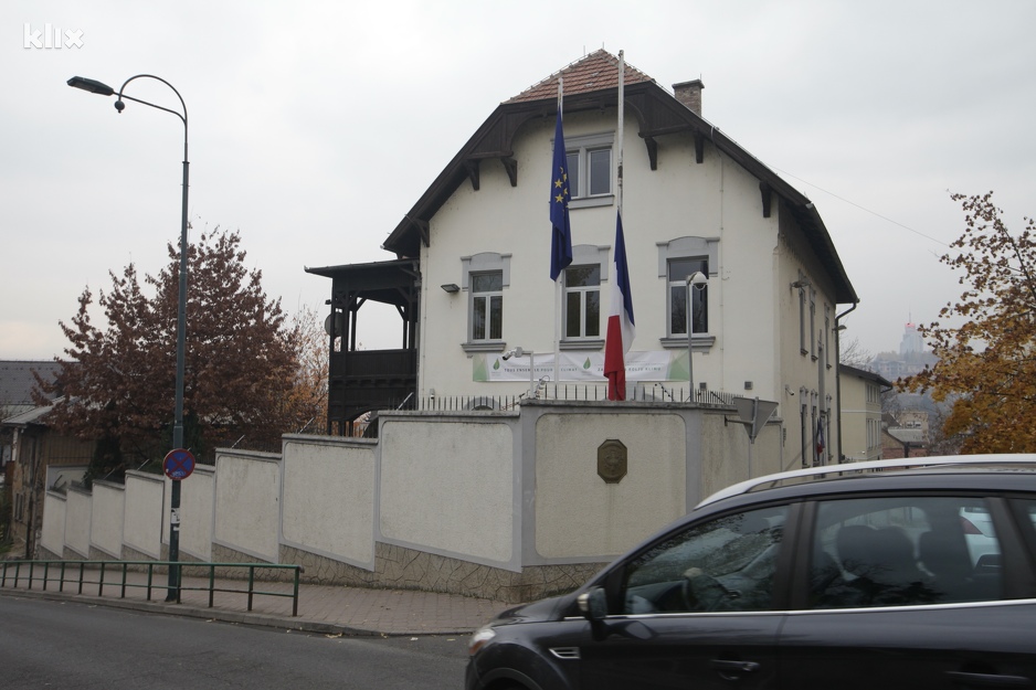 Zastava na pola koplja ispred sjedišta Ambasade Francuske (Foto: Edin Hadžihasić/Klix.ba)