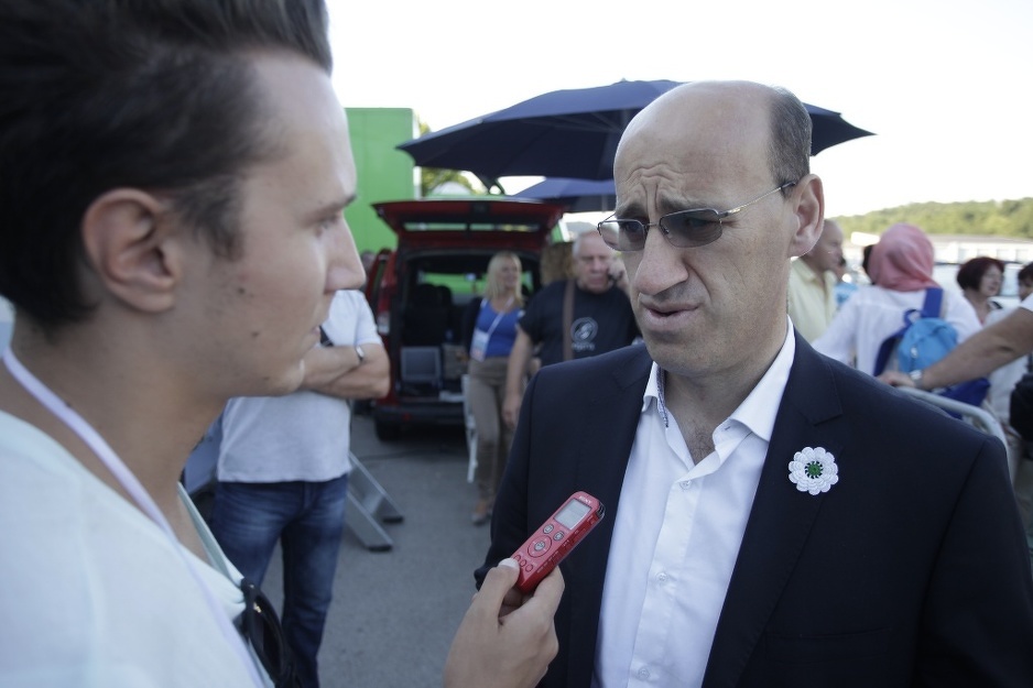 Ramiz Salkić u razgovoru sa novinarom portala Klix.ba u Srebrenici (Foto: Arhiv/Klix.ba)