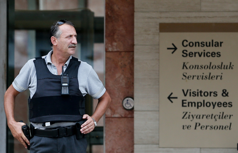 Osiguranje ispred Konzulata nalazi se u stanju pripravnosti (Foto: EPA)