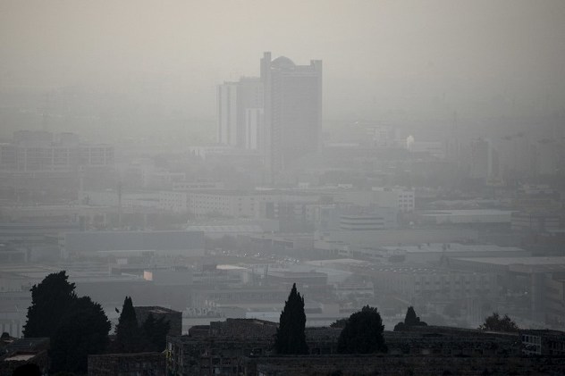 Zbog gustog smoga teško je prepoznati da se na fotografiji vidi najveći španski grad Barcelona (Foto: AFP)