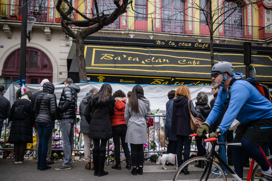Okupljeni građani žale za životima poginulih prilikom napada na koncertnu dvoranu Bataclan (Foto: EPA)