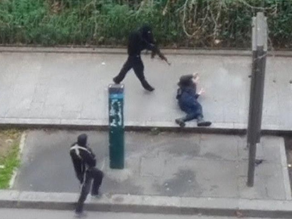 Braća Kouachi ubijaju policajca koji je pritekao u pomoć redakciji magazina Charlie Hebdo (Foto: EPA)