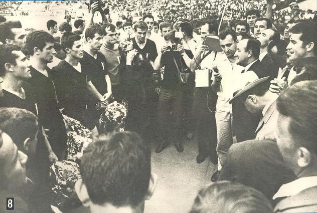 Predsjednik Gradskog vijeća Sarajeva Džemal Muminagić čestita igračima Sarajeva (Foto: Tempo, 1967. godina)