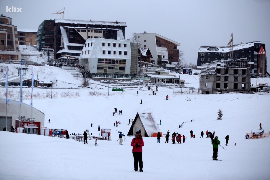 Snijeg je vratio turiste i na olimpijsku ljepoticu Bjelašnicu (Foto: Feđa Krvavac/Klix.ba)
