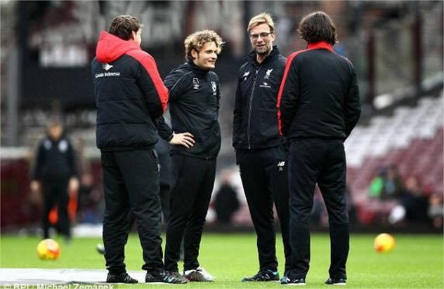 Edin Terzić u društvu Jurgena Kloppa i Željka Buvača, trenera Liverpoola (Foto: FC West Ham)
