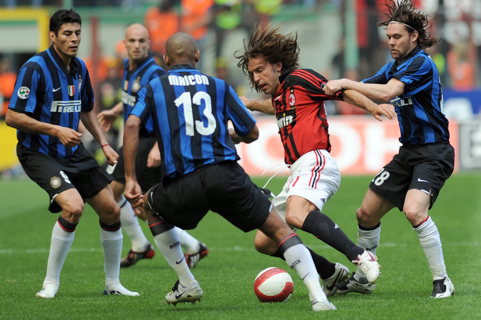 Andrea Pirlo u duelu protiv Maicona i Manichea (Foto: AFP)