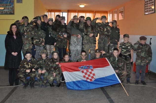 Osnovci iz Busovače u vojnim uniformama