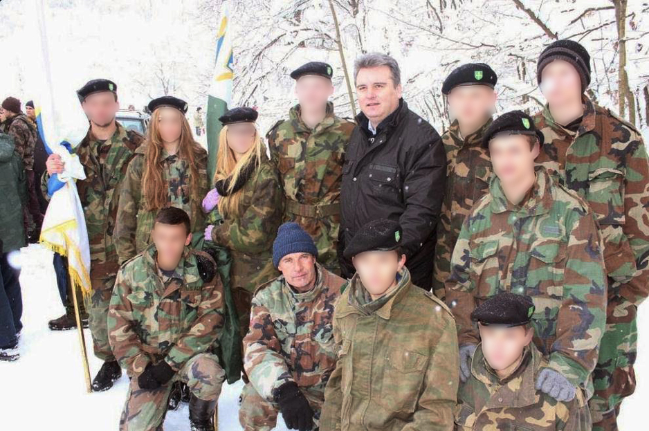 Maloljetnici iz Bihaća u vojnim uniformama