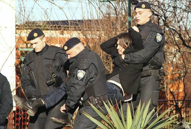 Hapšenje Sinčića tokom jedne od akcija Živog zida