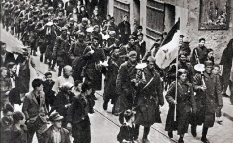 Partizani nakon ulaska u grad nedaleko od Vijećnice, 6. april 1945. (Foto: Historijski arhiv Sarajevo)