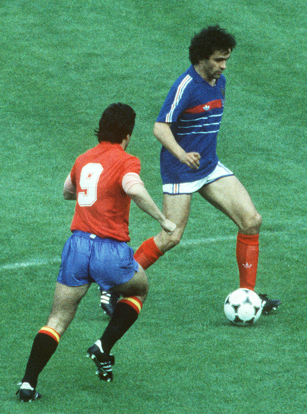 Platini u duelu sa Carlosom Alonsom iz Španije tokom Eura 1984. godine (Foto: AFP)
