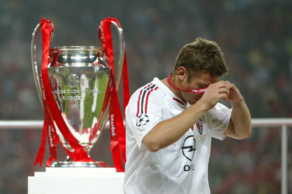 Shevchenko prolazi pored trofeja Lige prvaka (Foto: EPA)