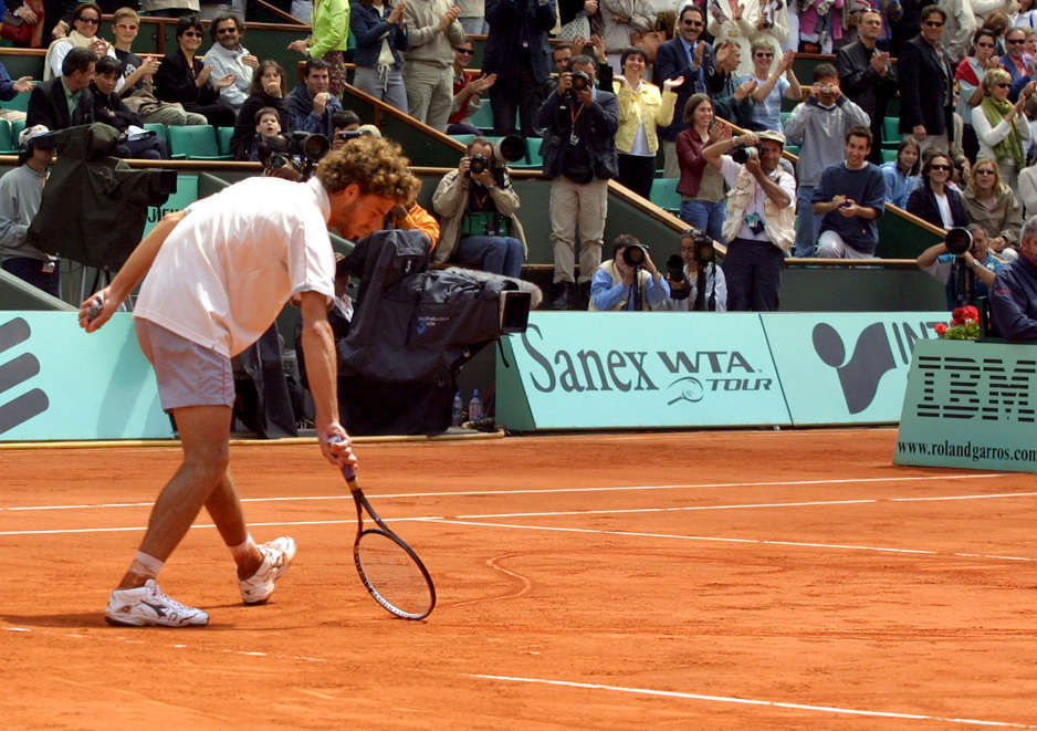 Kuerten crta srce nakon treće titule Roland Garrosa 2001. godine (Foto: AFP)