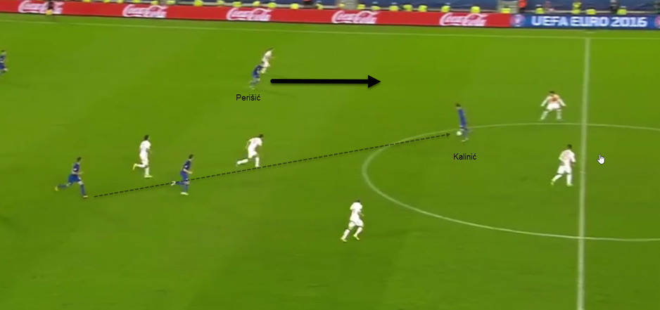 Kalinić se izvlači po loptu nakon čega odigrava za Perišića (fotografija broj 5)