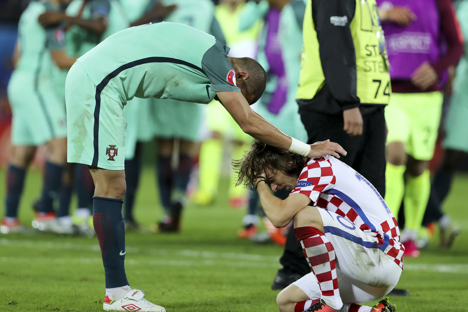 I Pepe je tješio svog saigrača iz Reala (Foto: EPA)