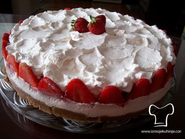 Brza torta sa jagodama i mljevenim keksom (Foto: Blog 'Iz moje kuhinje')