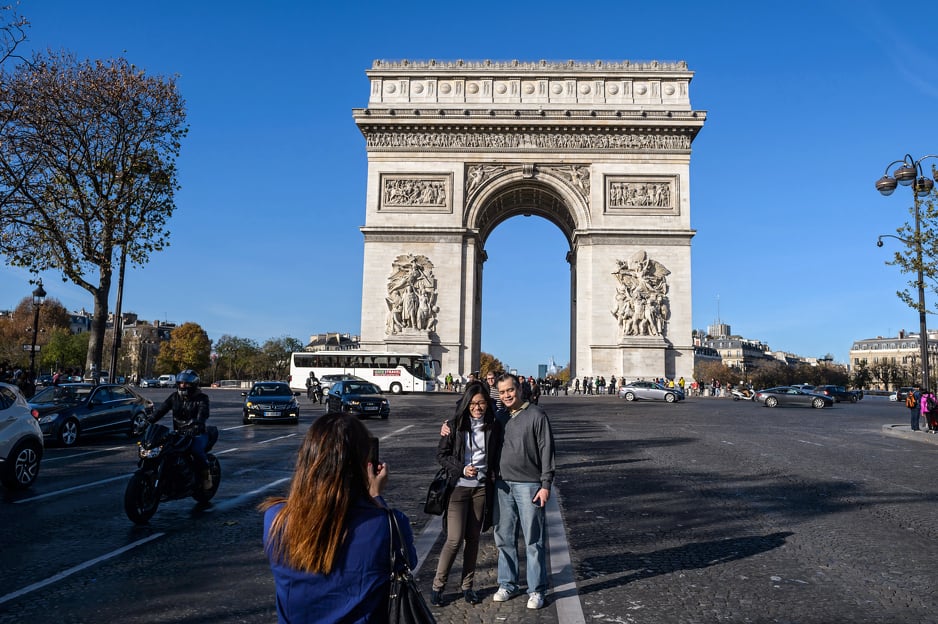 Turisti u Parizu (Foto: EPA)