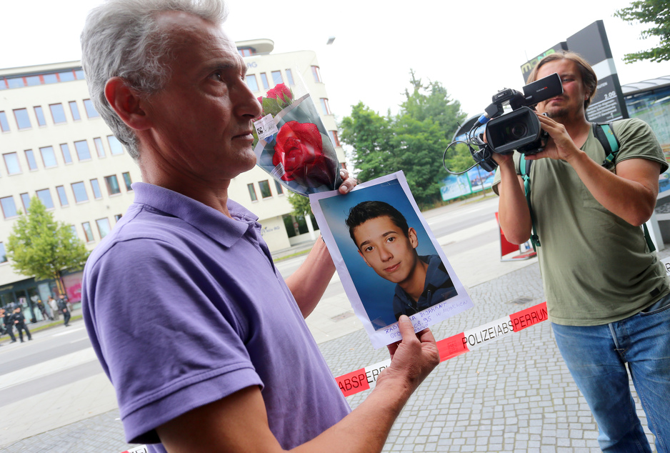 Otac Naim pokazuje fotografiju ubijenog sina Dijamanta Zabergjae (Foto: EPA)