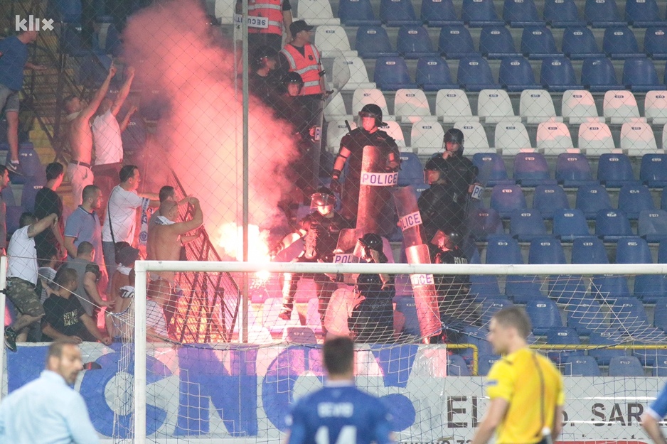 Navijači Sarajeva bacili baklju među Željine navijače na sjevernoj tribini (Foto: Feđa Krvavac/Klix.ba)