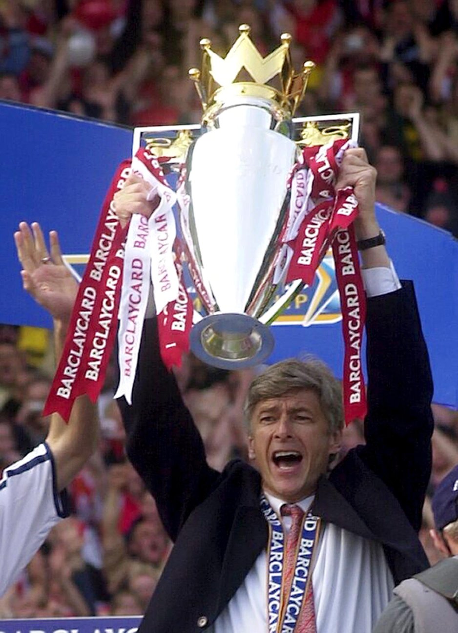Arsene Wenger sa trofejom Premiershpa 2002. godine (Foto: EPA)