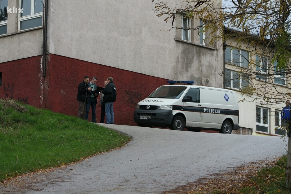 Policija ispred škole u Tetovu (Foto: Elmedin Mehić/Klix.ba)