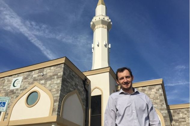 Imam Eldin Suša ispred Islamskog centra Nur u St Louis