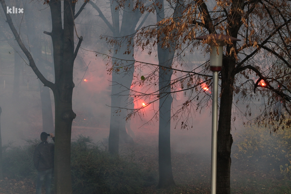 Bakljada navijača nakon utakmice (Foto: Elmedin Mehić/Klix.ba)
