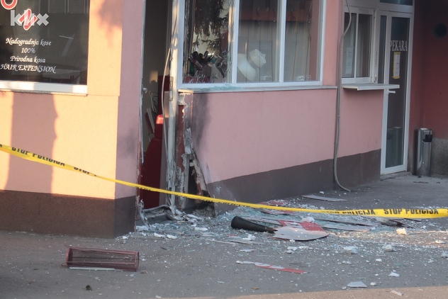 Bačena bomba na frizerski salon "Rekord" u Buća Potoku (Foto: Feđa Krvavac/Klix.ba)