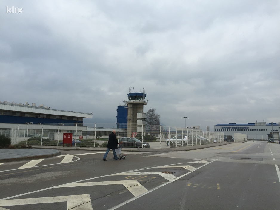 Terminal A predviđen za rušenje (zgrada lijevo) (Foto: Feđa Krvavac/Klix.ba)