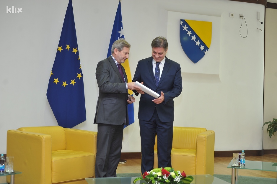 Komesar za proširenje Evropske unije Johannes Hahn uručuje Zvizdiću Upitnik EK (Foto: Arhiv/Klix.ba)