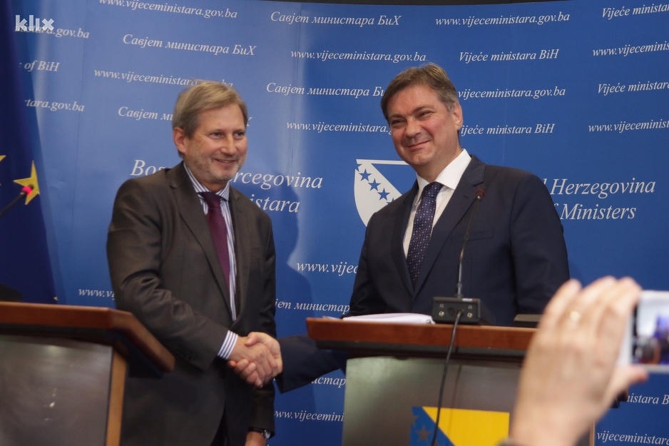 Uručivanje Upitnika EK predsjedavajućem Vijeću ministara BiH (Foto: Arhiv/Klix.ba)