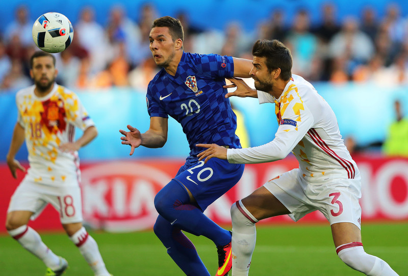 Marko Pjaca (plavi dres Hrvatske) u duelu sa Gerardom Piqueom (Španija) na Euru 2016. (Foto: EPA)