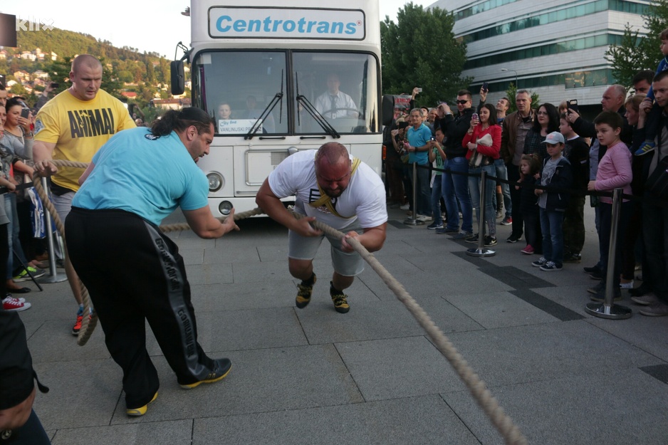 Adin Arnaut je 2015. u Sarajevu vukao autobus (Foto: Arhiv/Klix.ba)