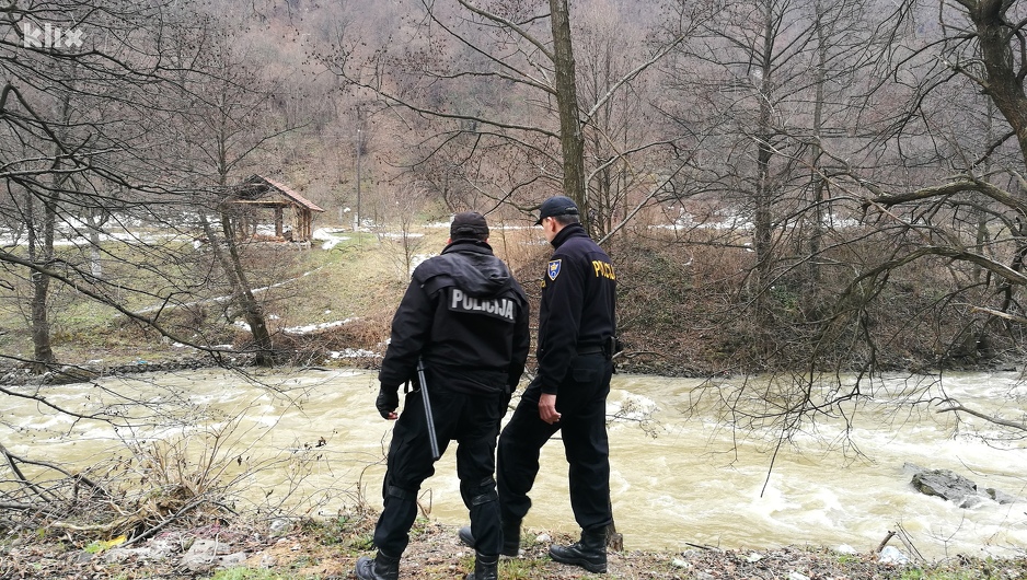 Policajci patrolirali i obalama Lašve (Foto: Elmedin Mehić/Klix.ba)