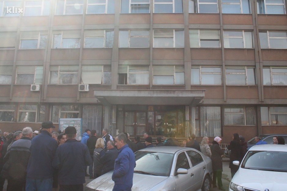 Radnici Željezare Zenica pred direkcijom (Foto: Elmedin Mehić/Klix.ba)