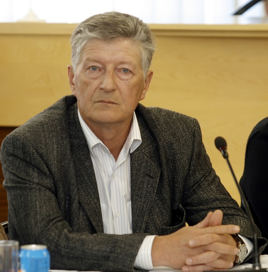 Mustafa Cuplov, jedan od članova Komisije za provođenje javnog poziva za odabir pružaoca deficitarnih zdravstvenih usluga, kaže da su imali sastanke samo kada je trebalo donijeti neku odluku. Članovima ove komisije je isplaćeno 9.600 KM. (Foto: Oslo