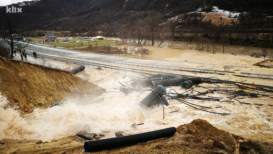 Izlijevanje vode na autoput krajem februara (Foto: Arhiv/Klix.ba)