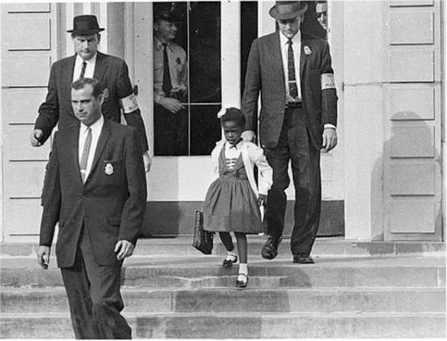 Ruby Bridges izlazi iz škole