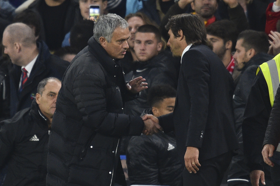 Jose Mourinho (lijevo) se osjećao uvrijeđenim kada je Antonio Conte sa navijačima Chelseaja slavio pobjedu u ligi protiv Manchester Uniteda (4:0) (Foto: AFP)