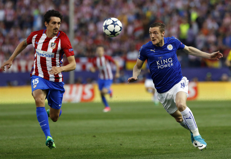 Duel Stefana Savića (lijevo) i Jamieja Vardyja (Foto: EPA)