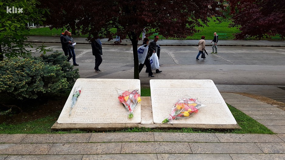 Cvijeće za civilne žrtve rata (Foto: Elmedin Mehić/Klix.ba)