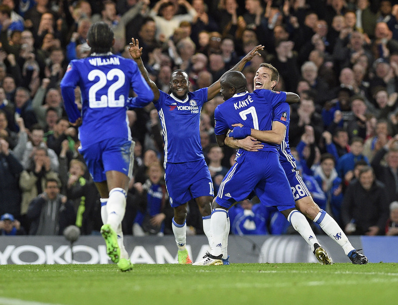 Igrači Chelseaja proslavljaju Kanteov gol protiv Manchester Uniteda u FA Cupu (Foto: EPA)