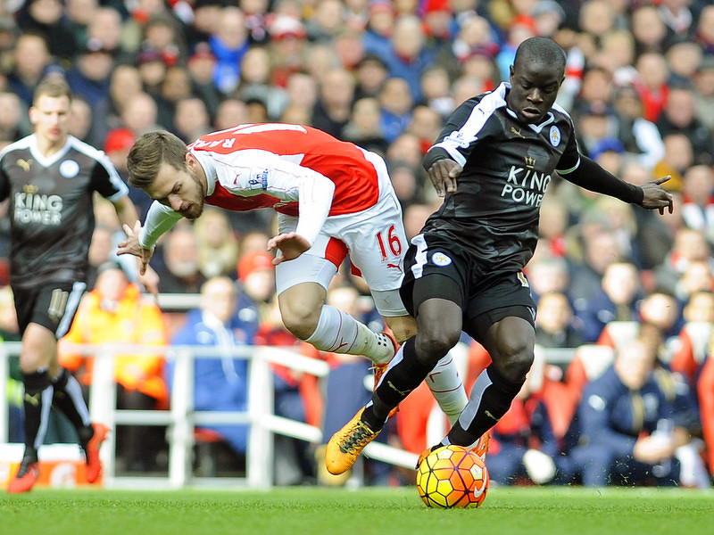Kante (desno) u dresu Leicestera prilikom susreta protiv Arsenala (Foto: EPA)