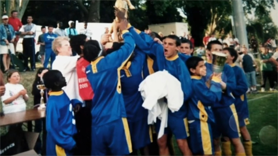 Kante (kranje lijevo) sa saigračima iz Suresnesa proslavlja titulu osvojenu na turniru; tada je imao 12 godina