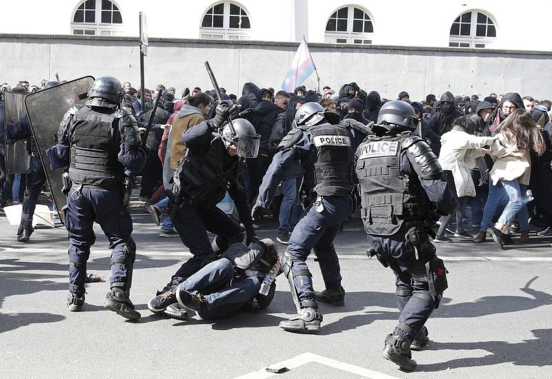  NEREDI U PARIZU Prosvjednici molotovljevim koktelima gađali policiju 170501068.2_mn