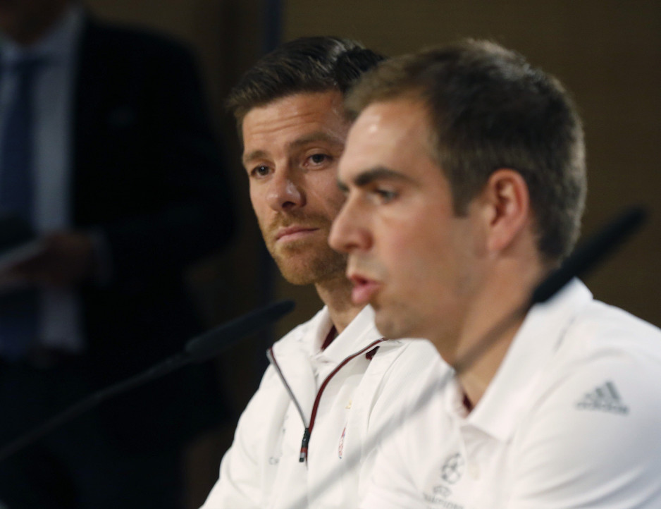 Xabi Alonso i Prihlipp Lahm tokom jedne od mnogobrojnih press konferencija. (Foto: EPA)