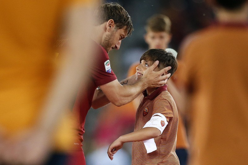 Francesco Totti predaje kapitensku traku najmlađem kapitenu Romine akademije Mattiji Almavivi, rođenom 2006. godine. (Foto: EPA)
