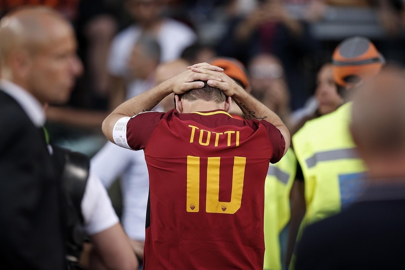 Dirljiv oproštaj legende Rima. (Foto: EPA)